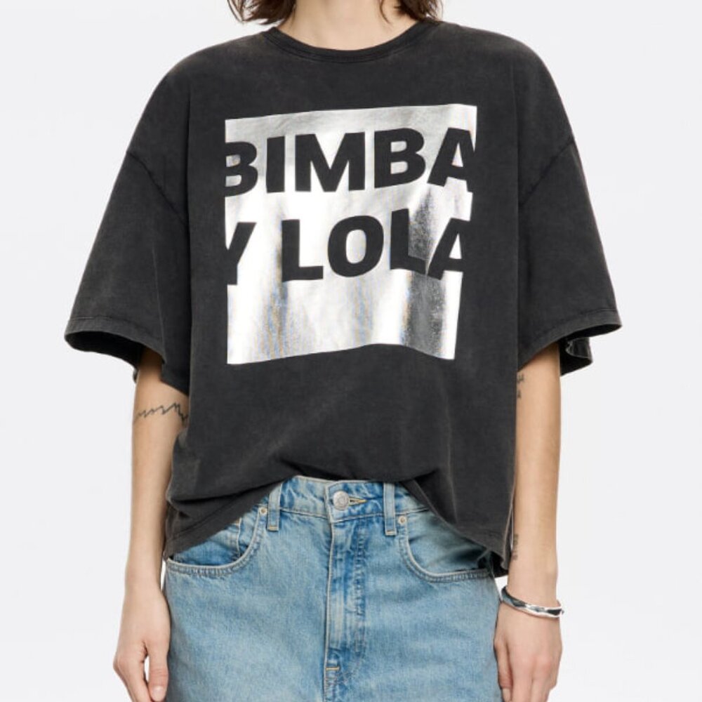 Flowing T-shirt in washed black. Straight cut with crew neck and short wide slee